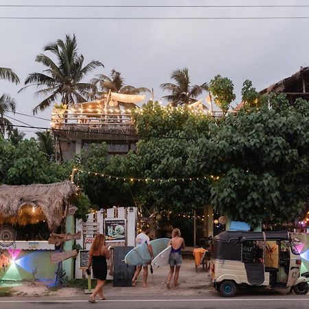 Albergue Gaia Ocean Surf Yoga Ahangama Exterior foto